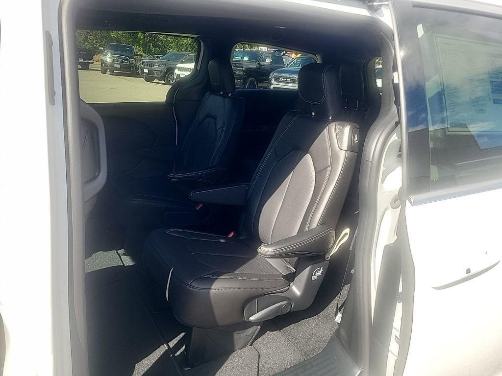 New 2026 Chrysler Pacifica Select image 11