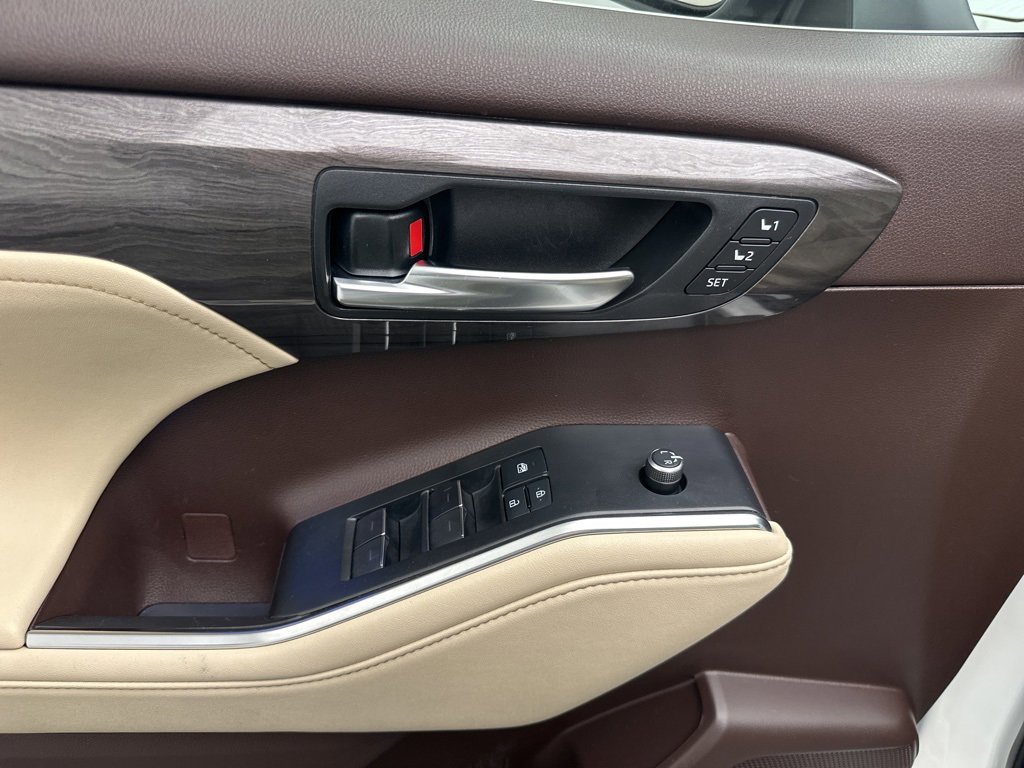 Used 2022 Toyota Highlander Limited image 18