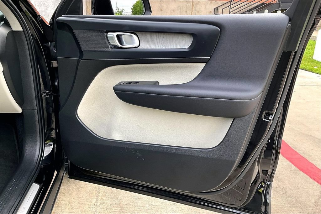 Certified 2023 Volvo XC40 B5 Plus w/ Driver Assist Package AWD/4WD image 25
