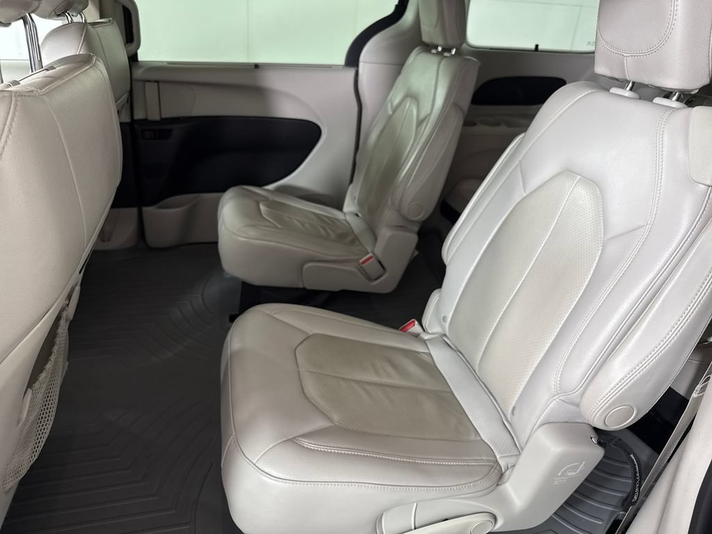 Used 2021 Chrysler Pacifica Touring-L FWD image 12
