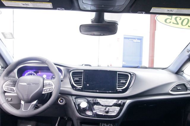 Used 2025 Chrysler Pacifica Select image 16