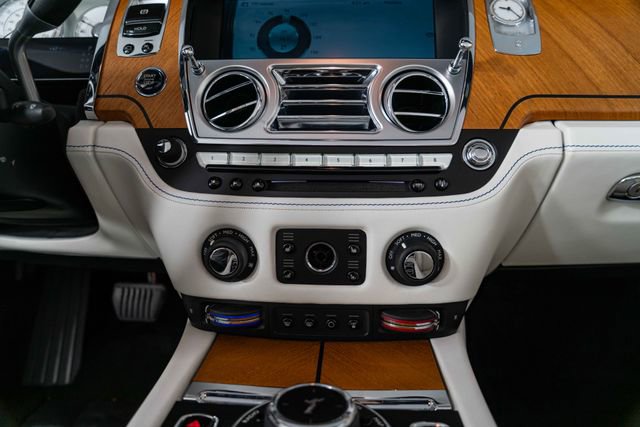 Used 2017 Rolls-Royce Dawn image 23