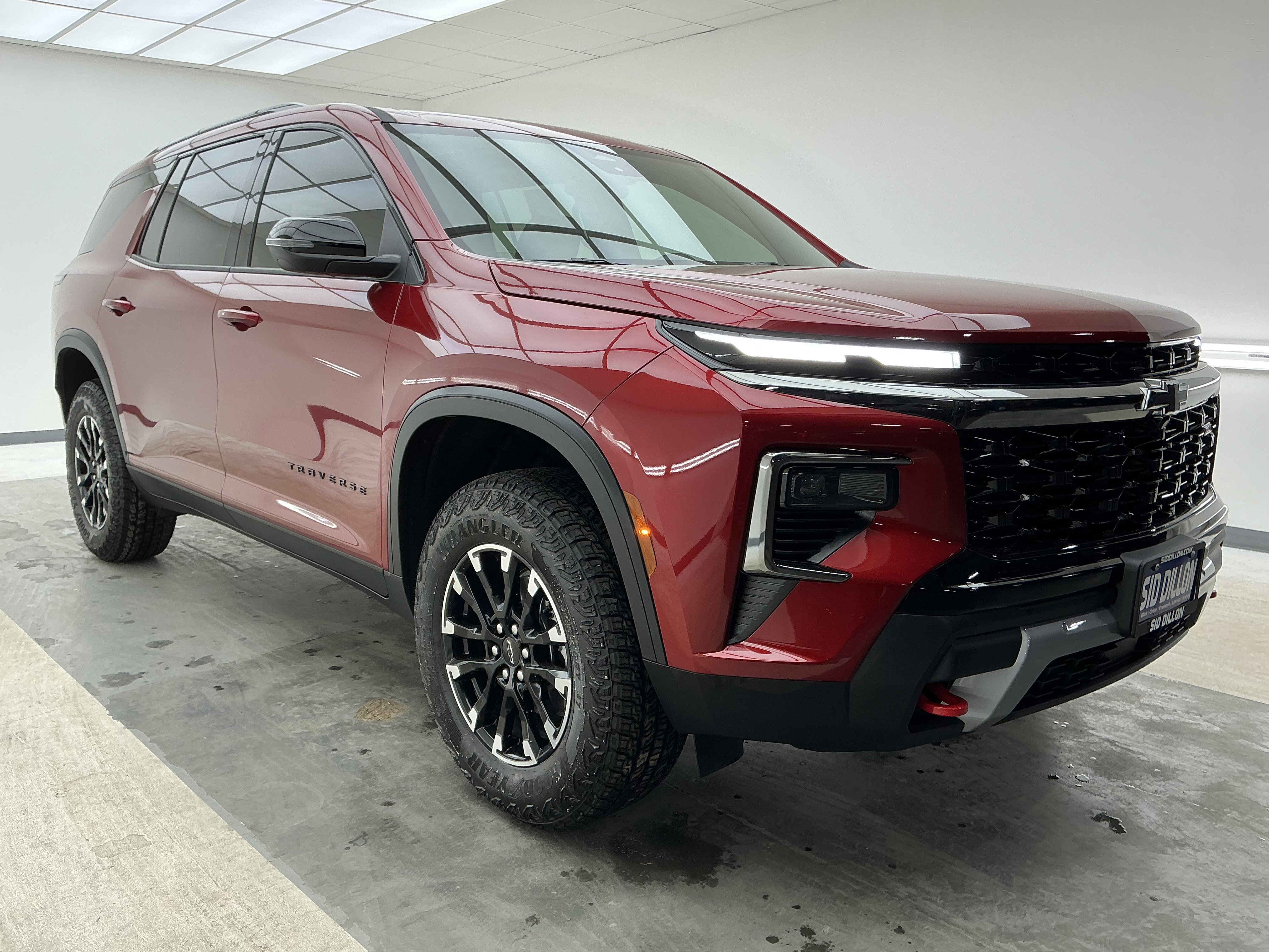 Used 2025 Chevrolet Traverse Z71 image 3