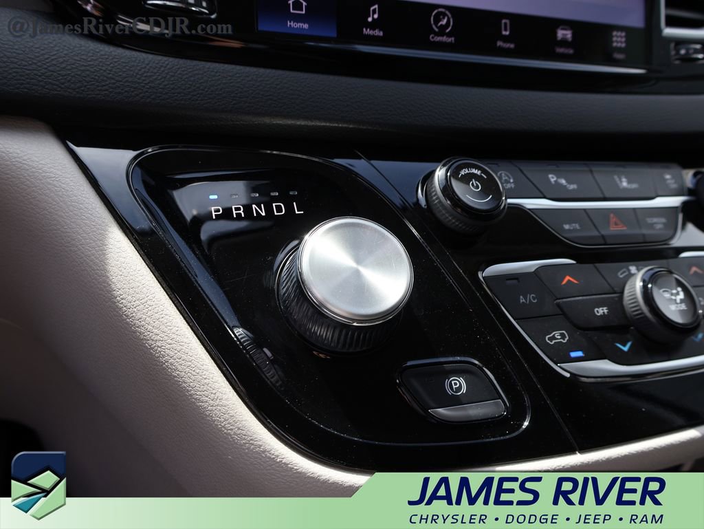 Used 2024 Chrysler Pacifica Touring-L image 35