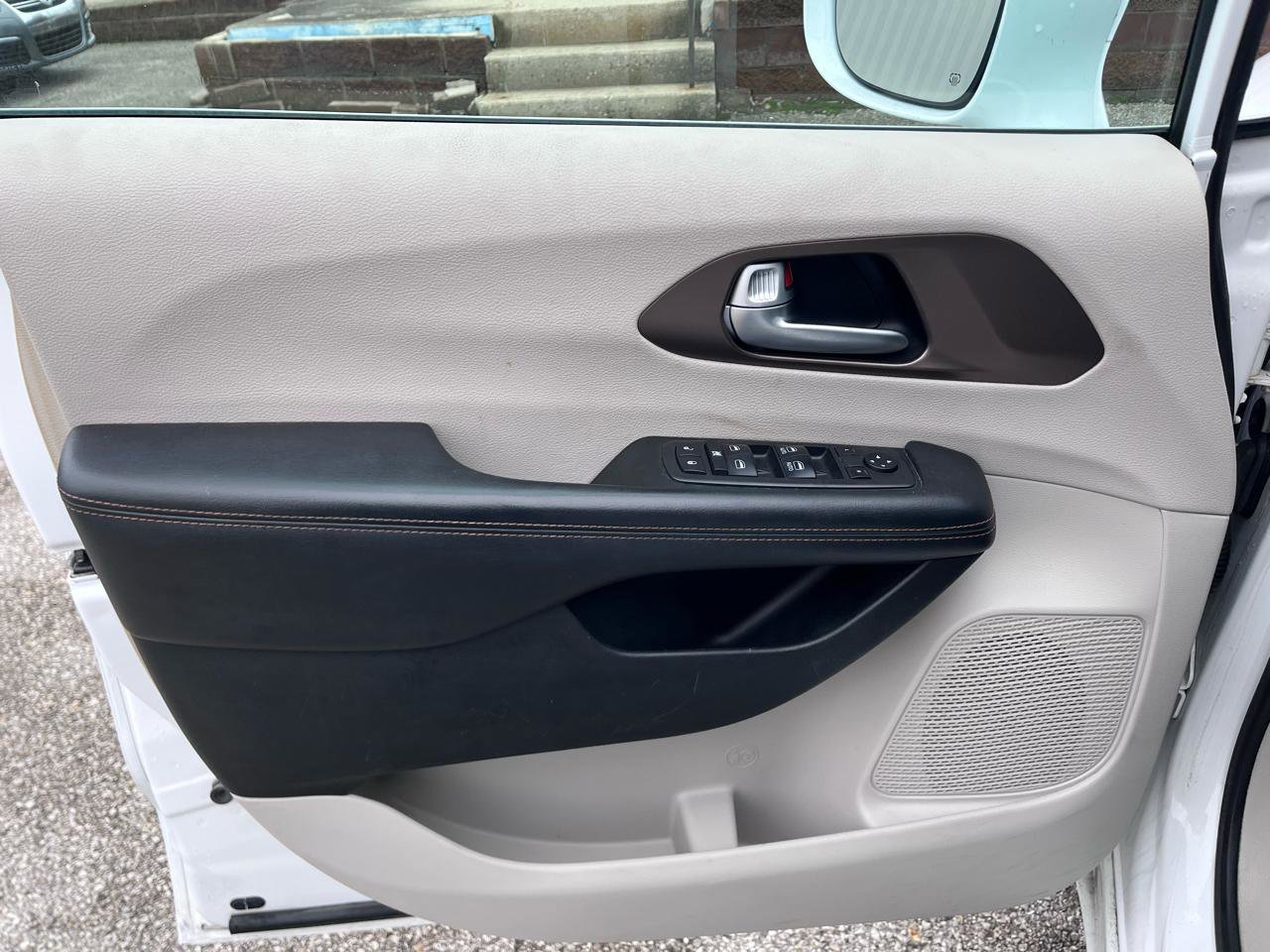 Used 2018 Chrysler Pacifica Touring-L image 27