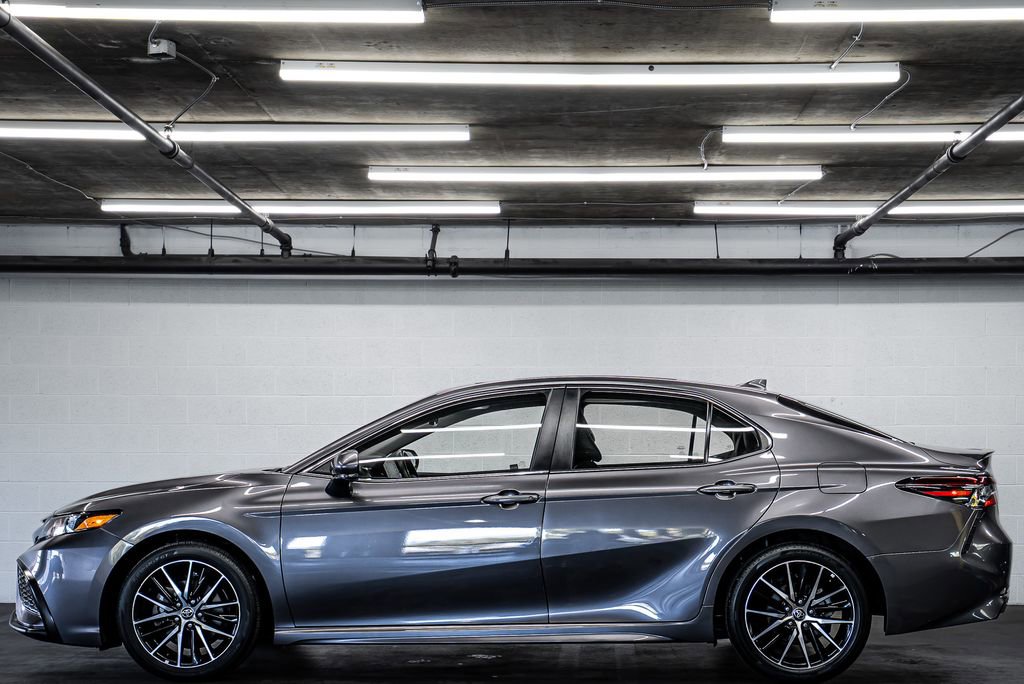 Used 2022 Toyota Camry SE w/ Convenience Package FWD image 2