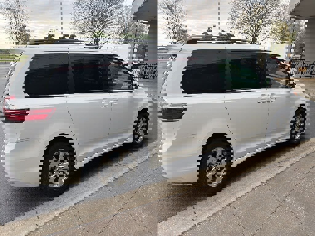 Used 2020 Toyota Sienna LE FWD image 4