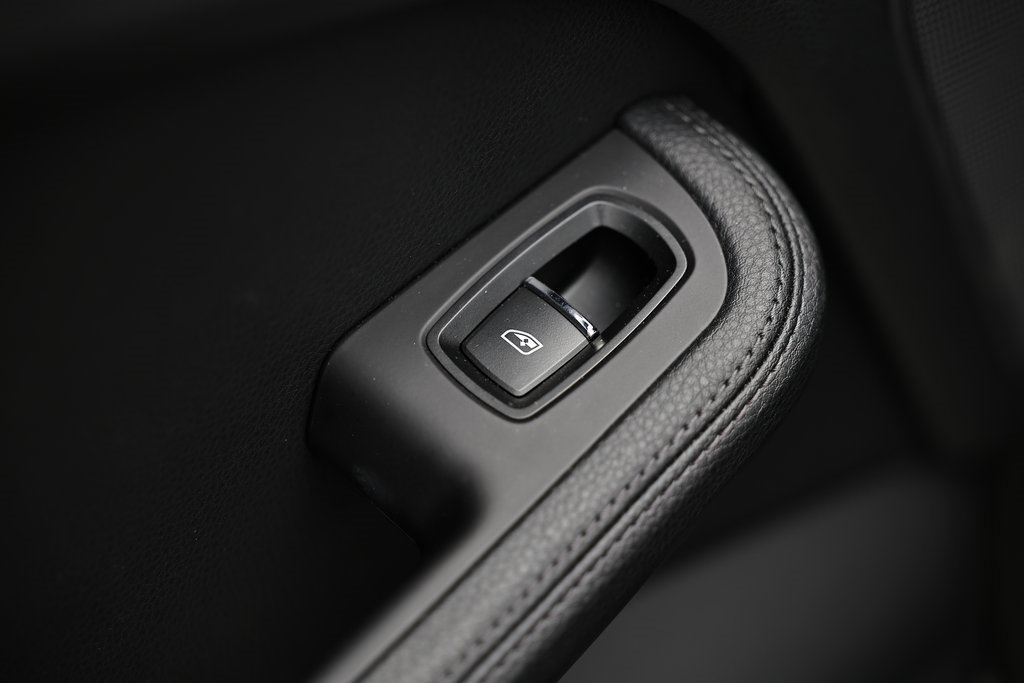 Certified 2024 Porsche Macan image 23