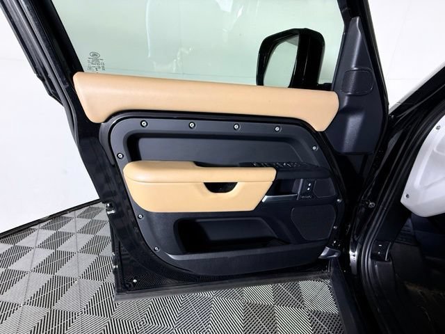 Used 2025 Land Rover Defender 130 X-Dynamic SE AWD/4WD image 13