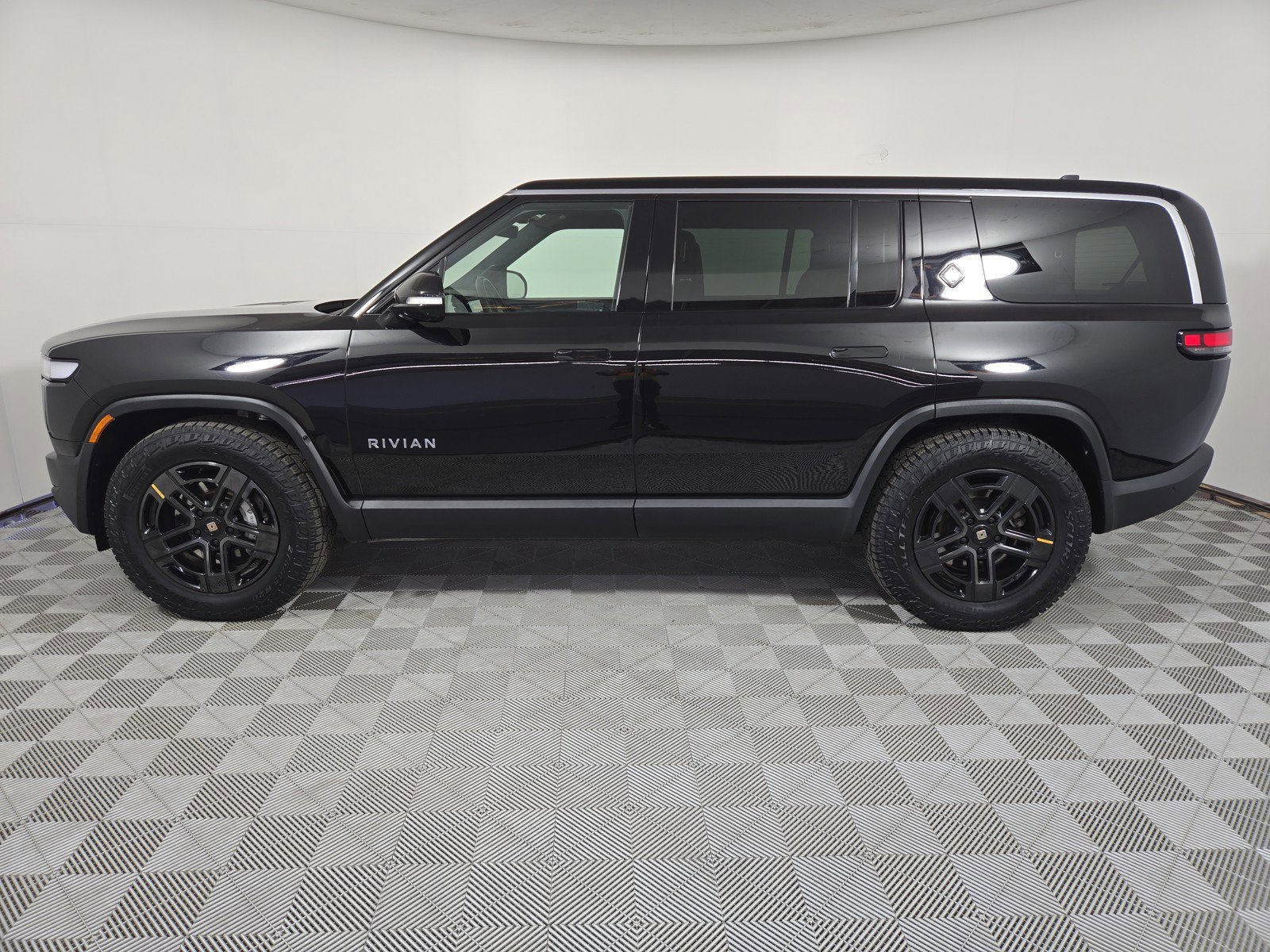 Used 2024 Rivian R1S Adventure AWD/4WD image 2
