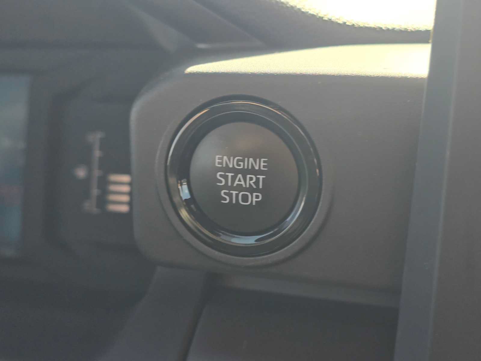 Certified 2025 Toyota Tacoma SR5 AWD/4WD image 30