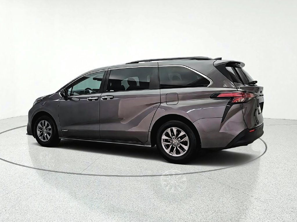 Used 2021 Toyota Sienna XLE w/ XLE Plus Package FWD image 5