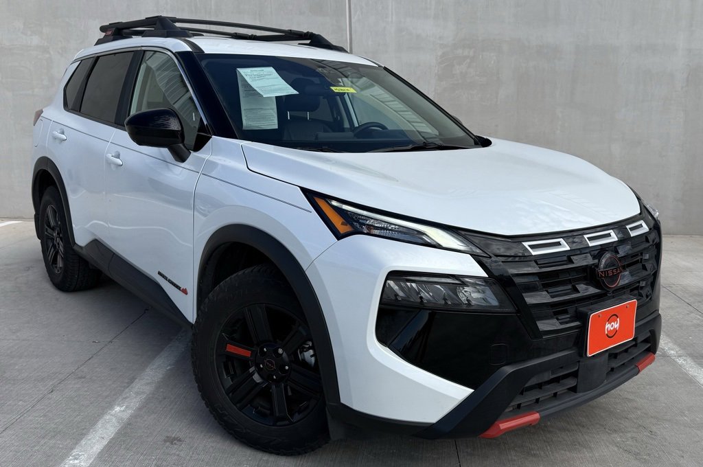 Used 2025 Nissan Rogue SV image 1