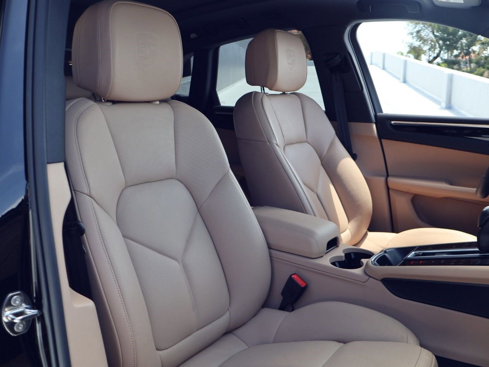 Certified 2025 Porsche Macan AWD/4WD image 24