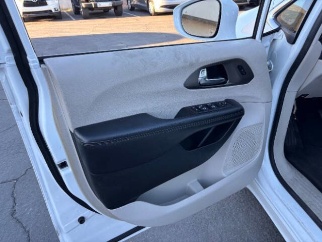 Used 2018 Chrysler Pacifica Limited FWD image 8