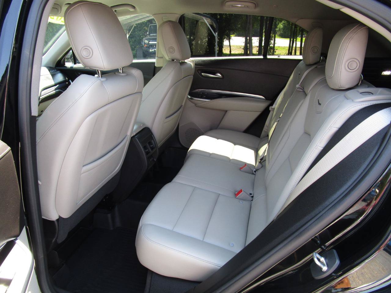 Used 2021 Cadillac XT4 Luxury w/ Cold Weather Package FWD image 16