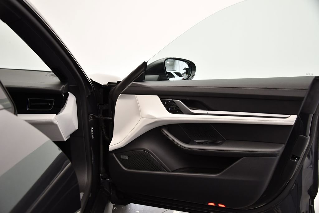 Used 2025 Porsche Taycan image 45