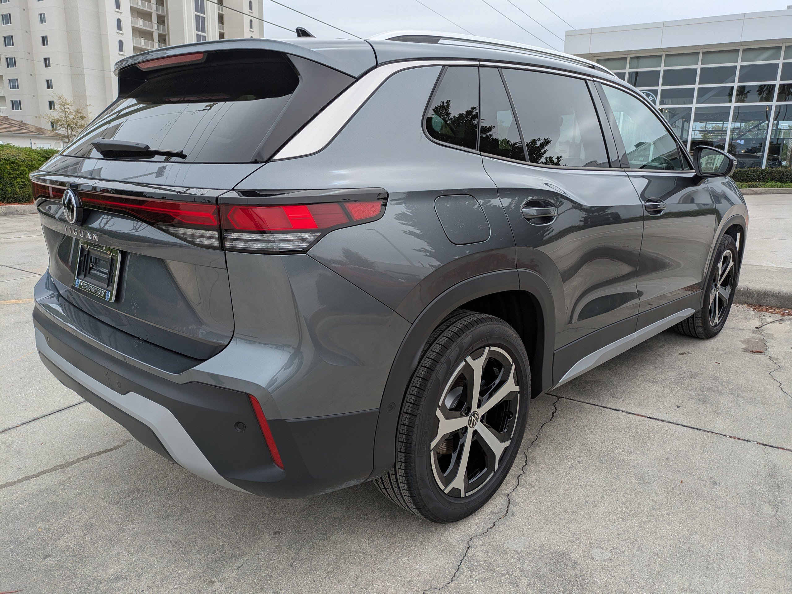 Used 2025 Volkswagen Tiguan SE image 4