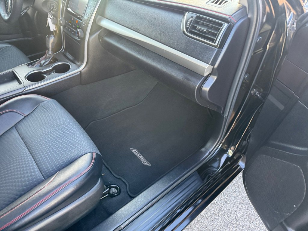 Used 2015 Toyota Camry SE w/ Moonroof Package FWD image 13