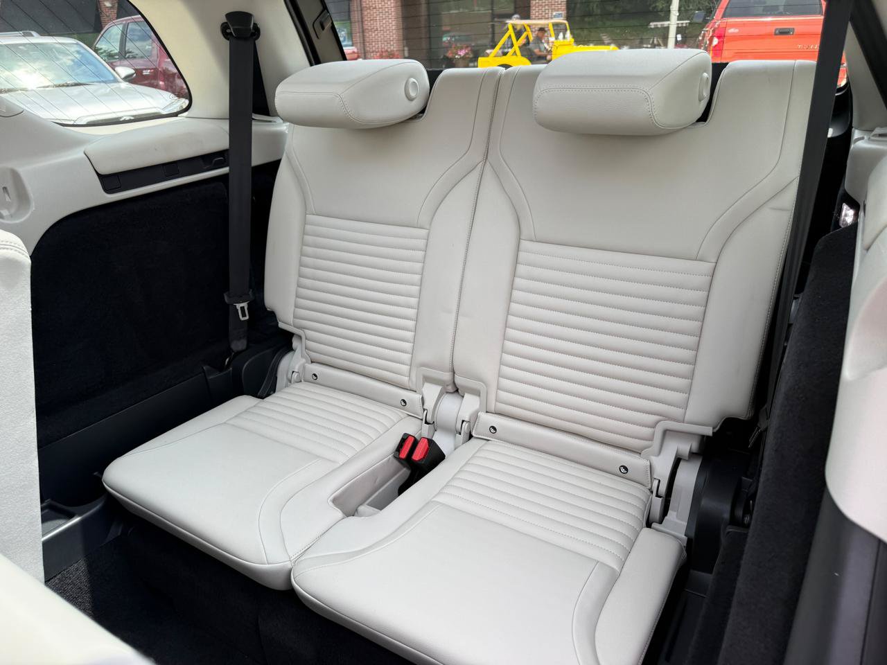 Used 2022 Land Rover Discovery S AWD/4WD image 34