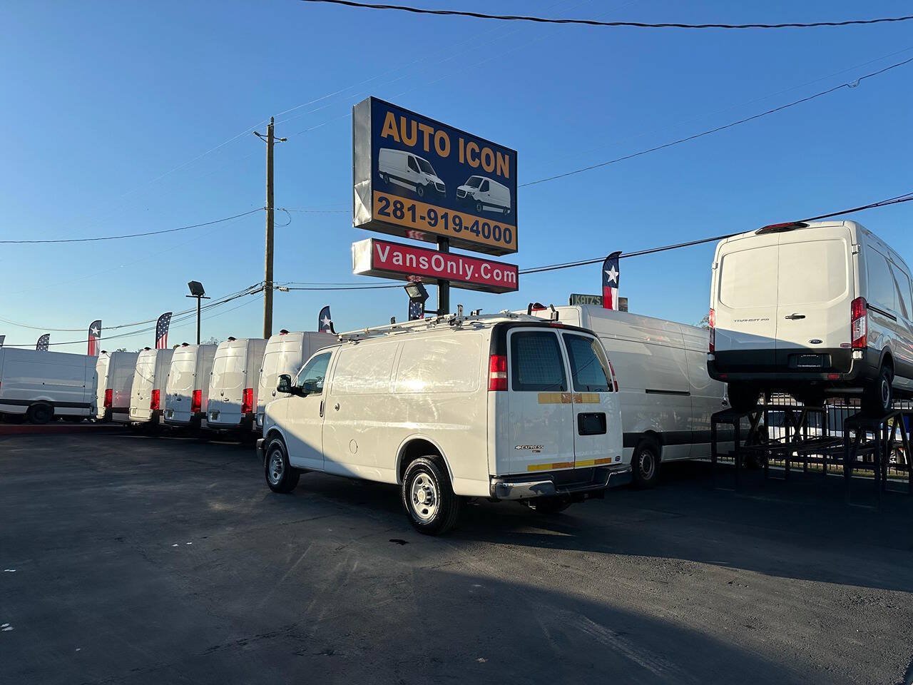 Used 2014 Chevrolet Express 2500 RWD image 2