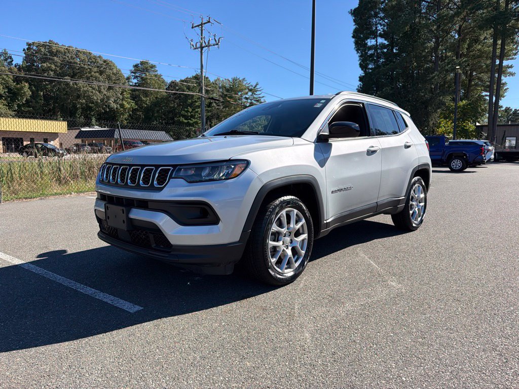 Used 2024 Jeep Compass Latitude AWD/4WD image 2