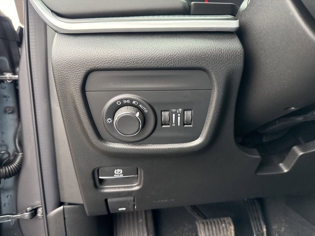 New 2026 Jeep Grand Cherokee Laredo image 16