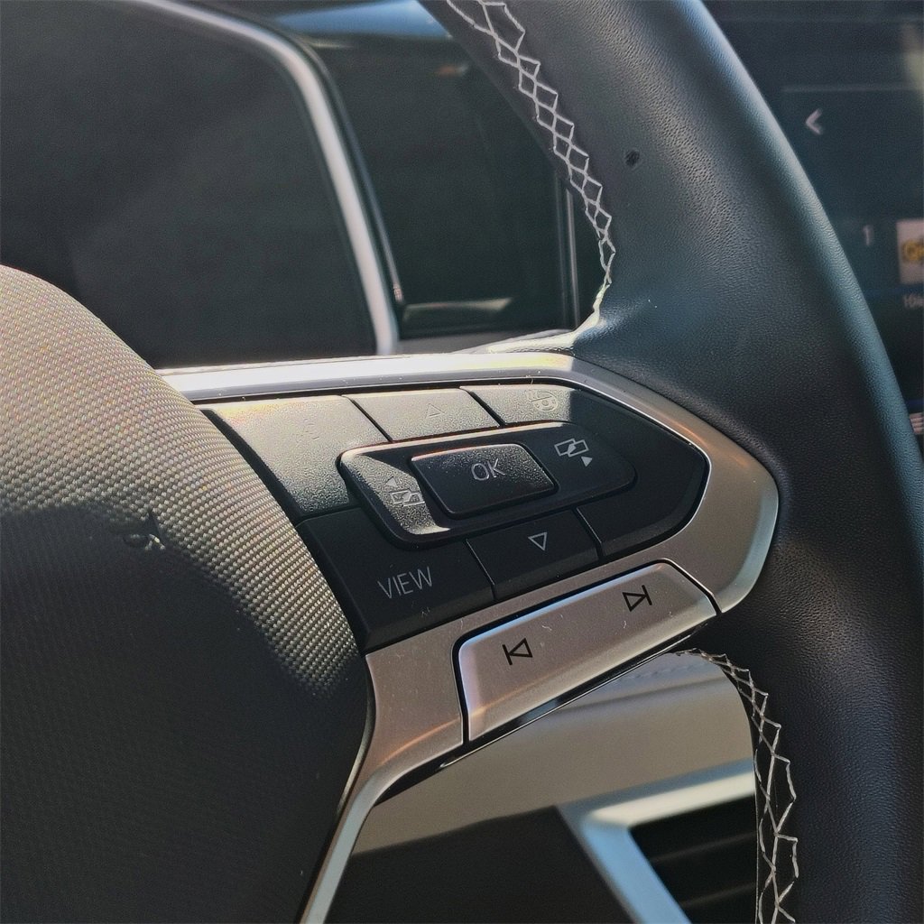 Certified 2025 Volkswagen Taos SE image 29
