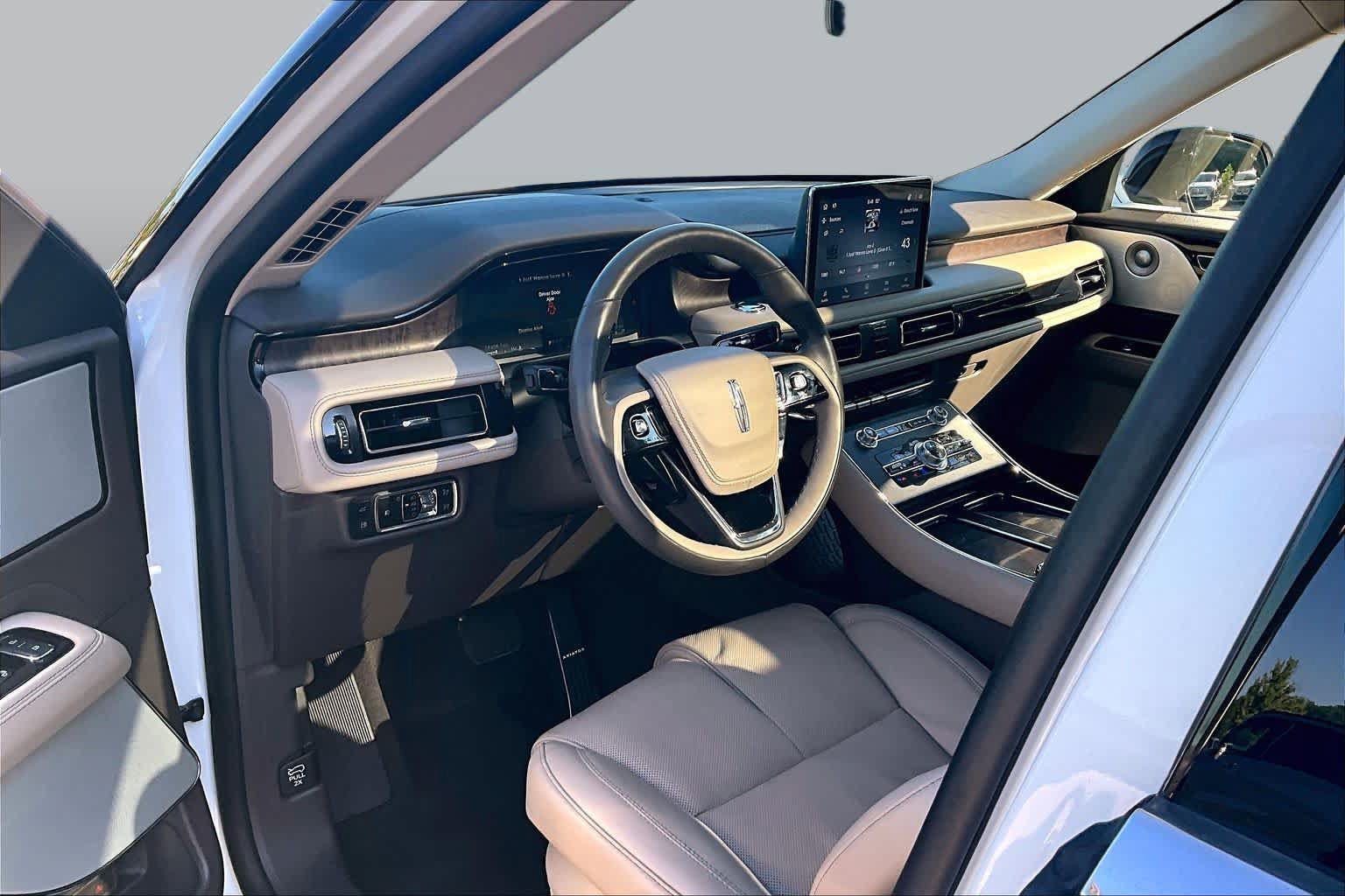 Used 2023 Lincoln Aviator Grand Touring w/ Equipment Group 301A AWD/4WD image 17