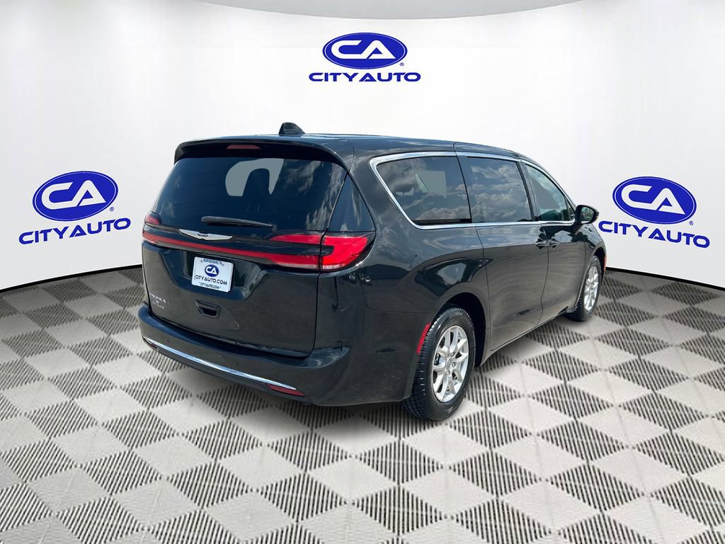Used 2023 Chrysler Pacifica Touring-L FWD image 4