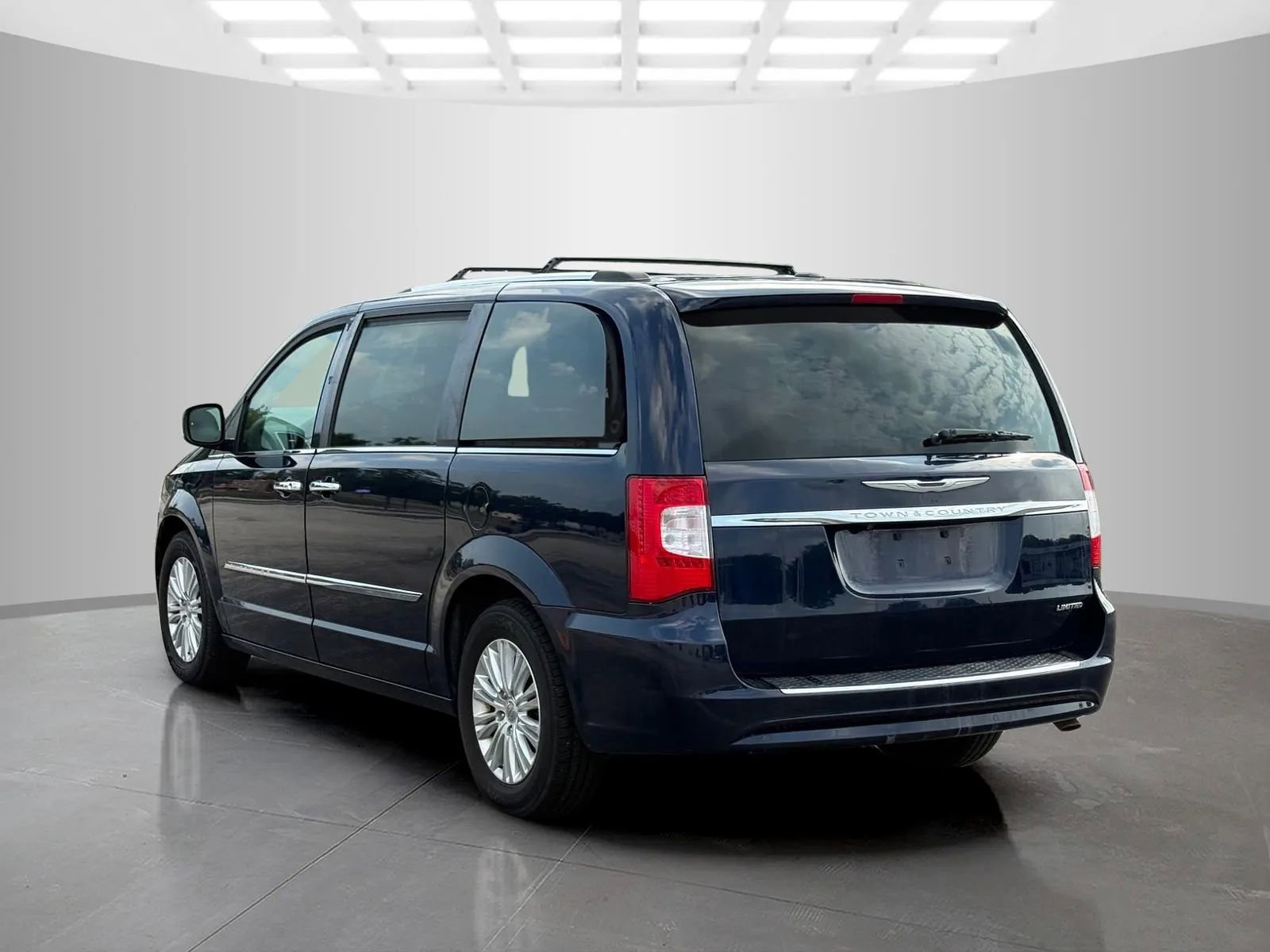 Used 2014 Chrysler Town & Country Limited image 7