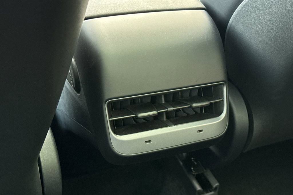 Used 2024 Tesla Model Y 2WD image 16