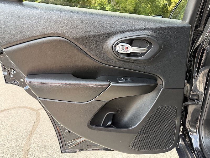 Used 2019 Jeep Cherokee Trailhawk w/ Cold Weather Group AWD/4WD image 30