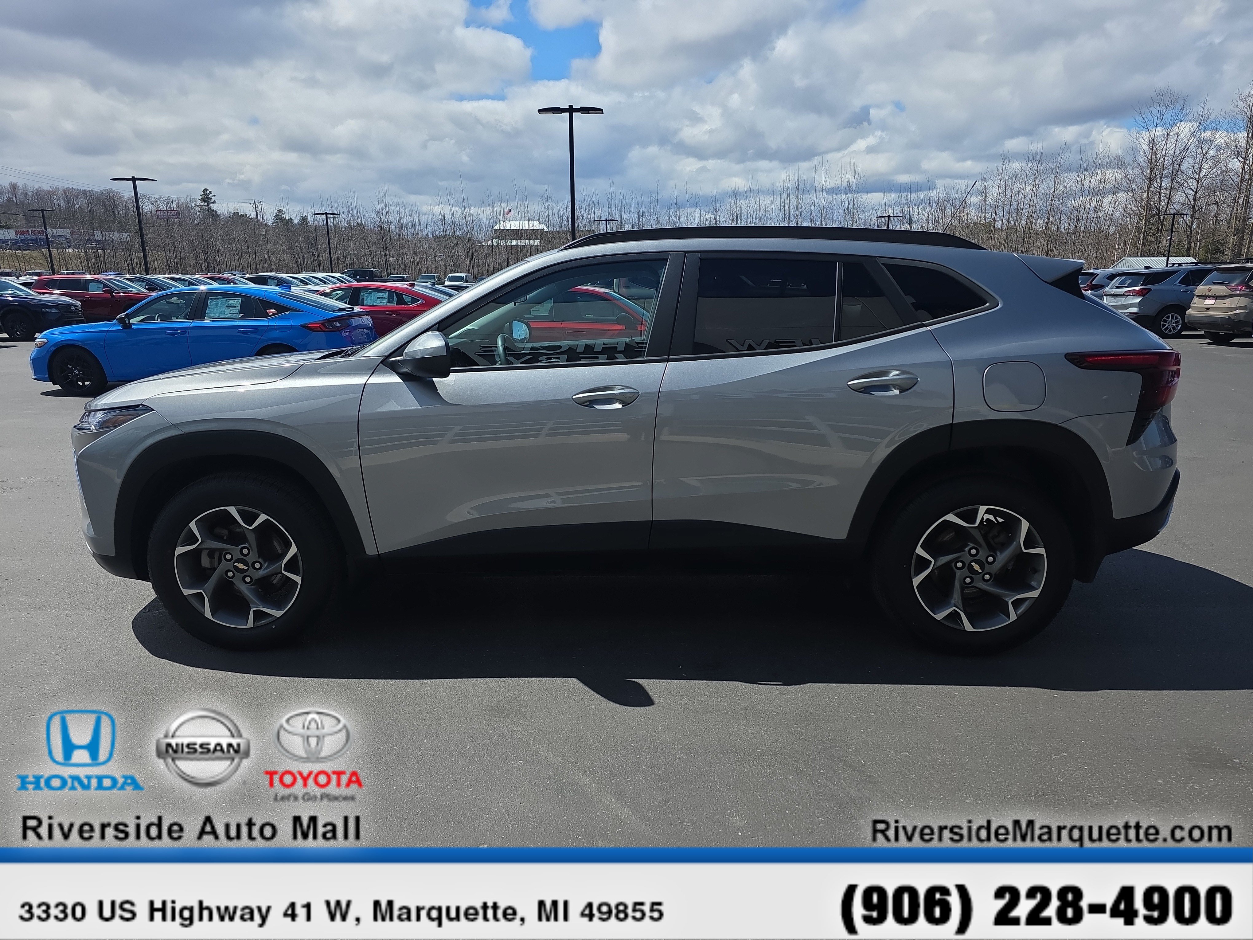 Used 2024 Chevrolet Trax LT w/ Driver Confidence Package FWD image 4