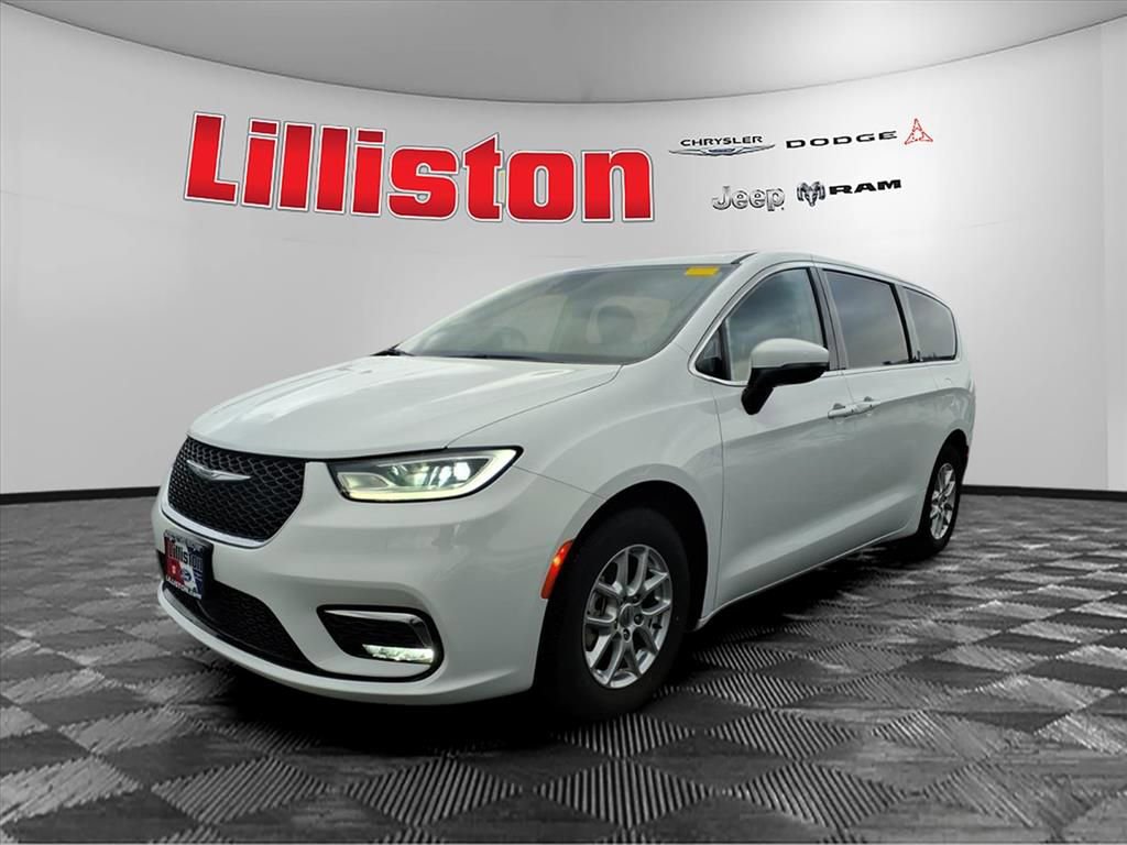 Used 2023 Chrysler Pacifica Touring-L image 5