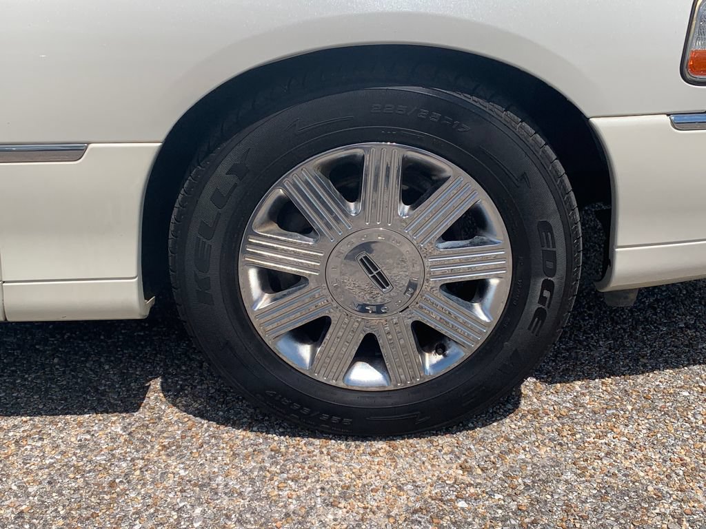 Used 2004 Lincoln Town Car Ultimate RWD image 7