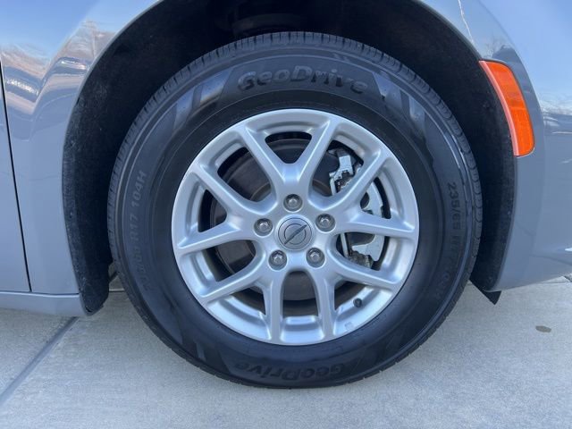 Used 2022 Chrysler Pacifica Touring-L image 3