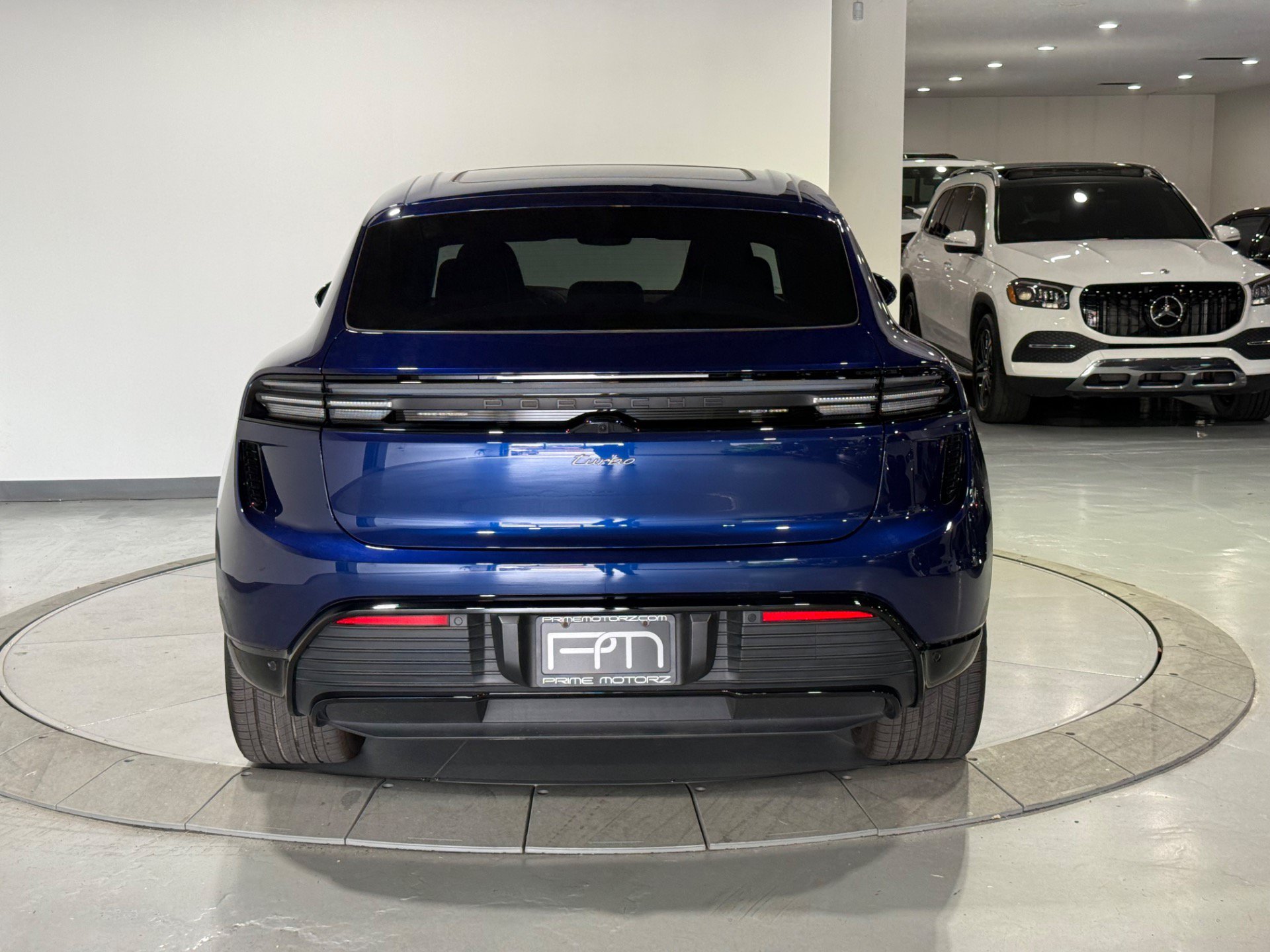 Used 2024 Porsche Macan Turbo Electric AWD/4WD image 11