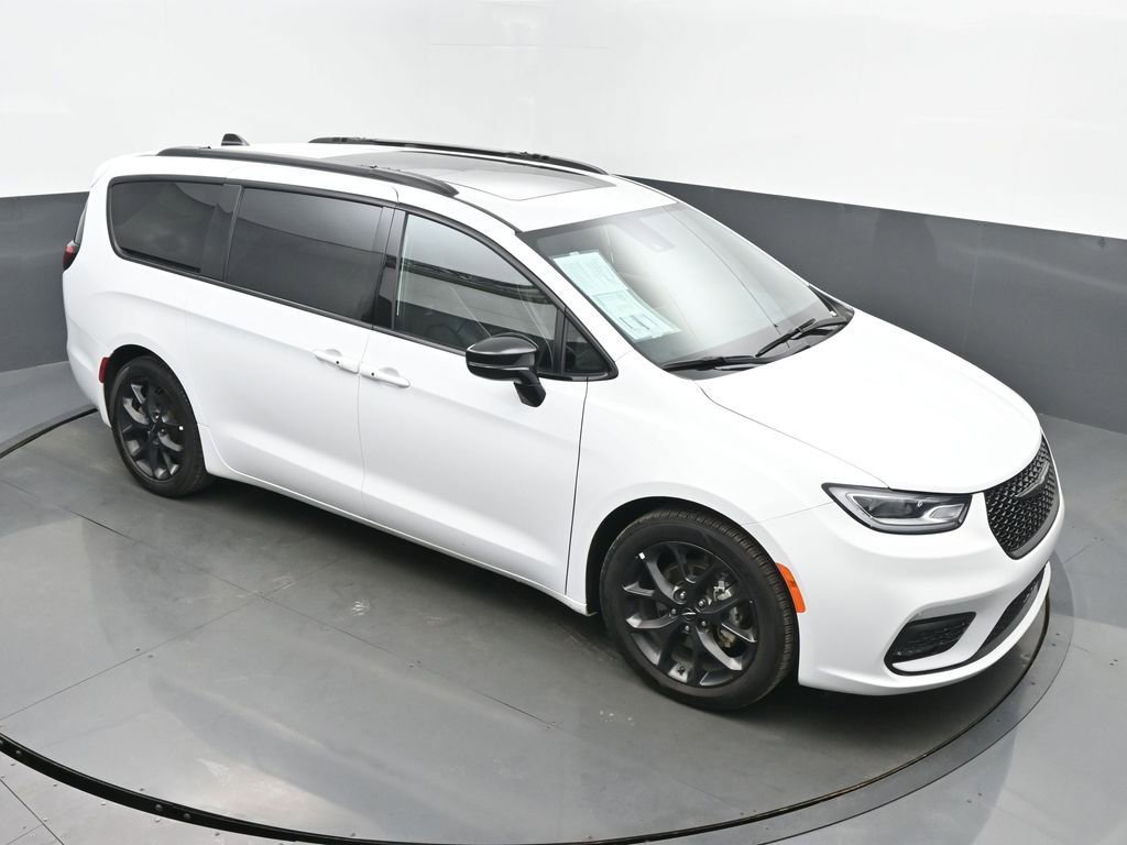 Used 2025 Chrysler Pacifica Limited image 42