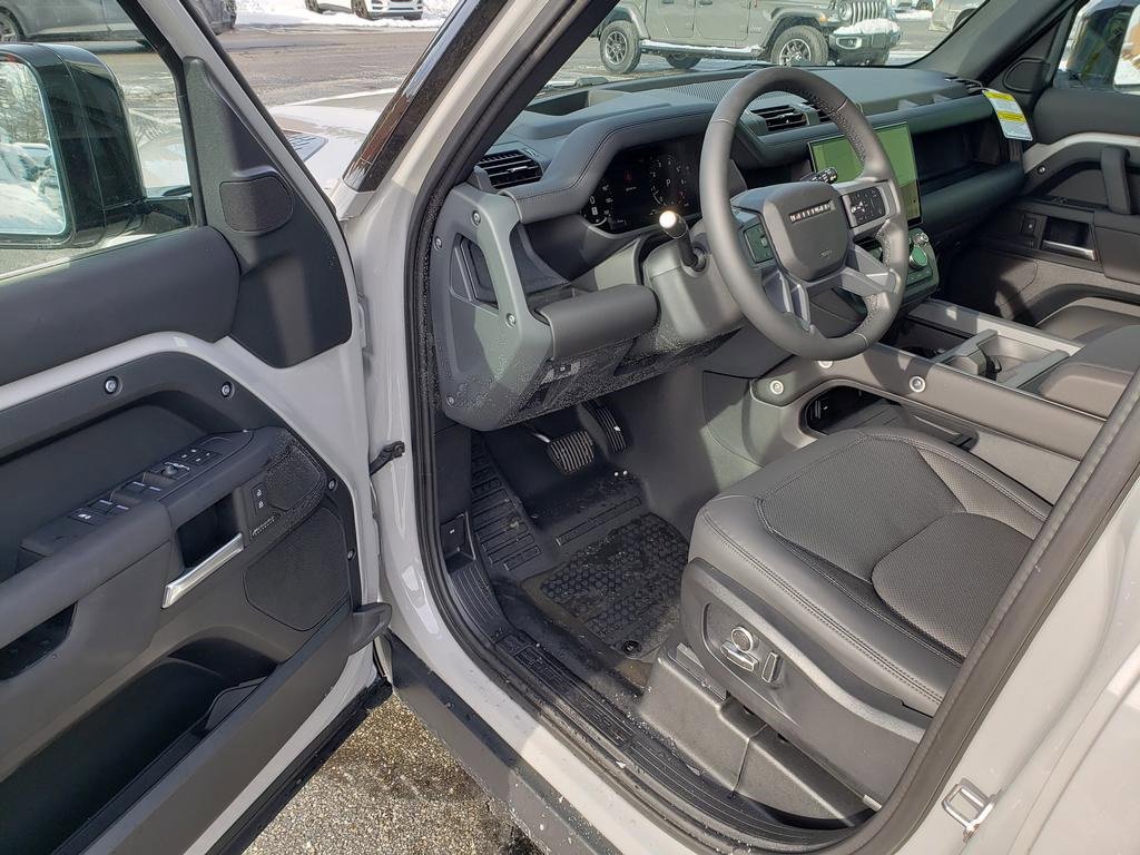 New 2026 Land Rover Defender 130 X-Dynamic SE image 9