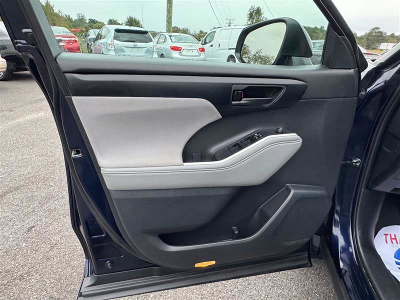 Used 2024 Toyota Highlander LE image 31