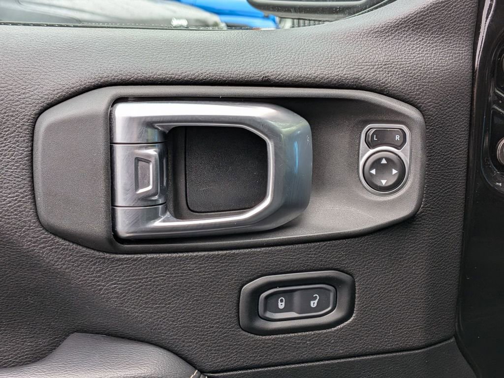 Used 2020 Jeep Wrangler Unlimited Sahara w/ Dual Top Group AWD/4WD image 12