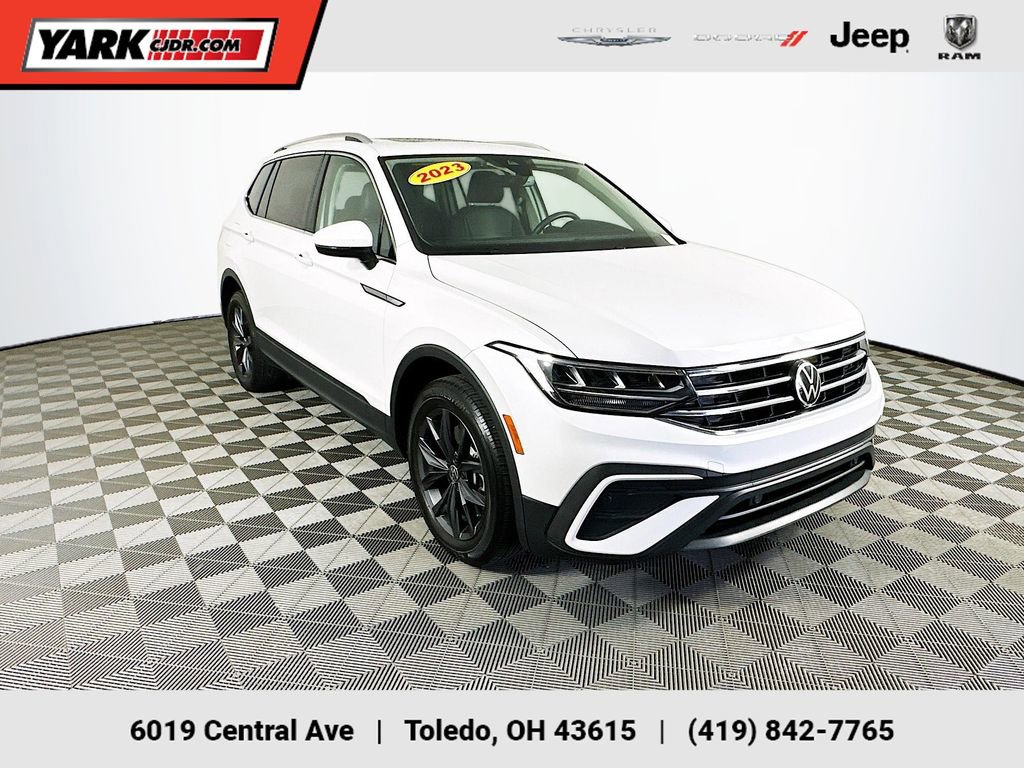 Used 2023 Volkswagen Tiguan SE w/ Panoramic Sunroof Package image 1