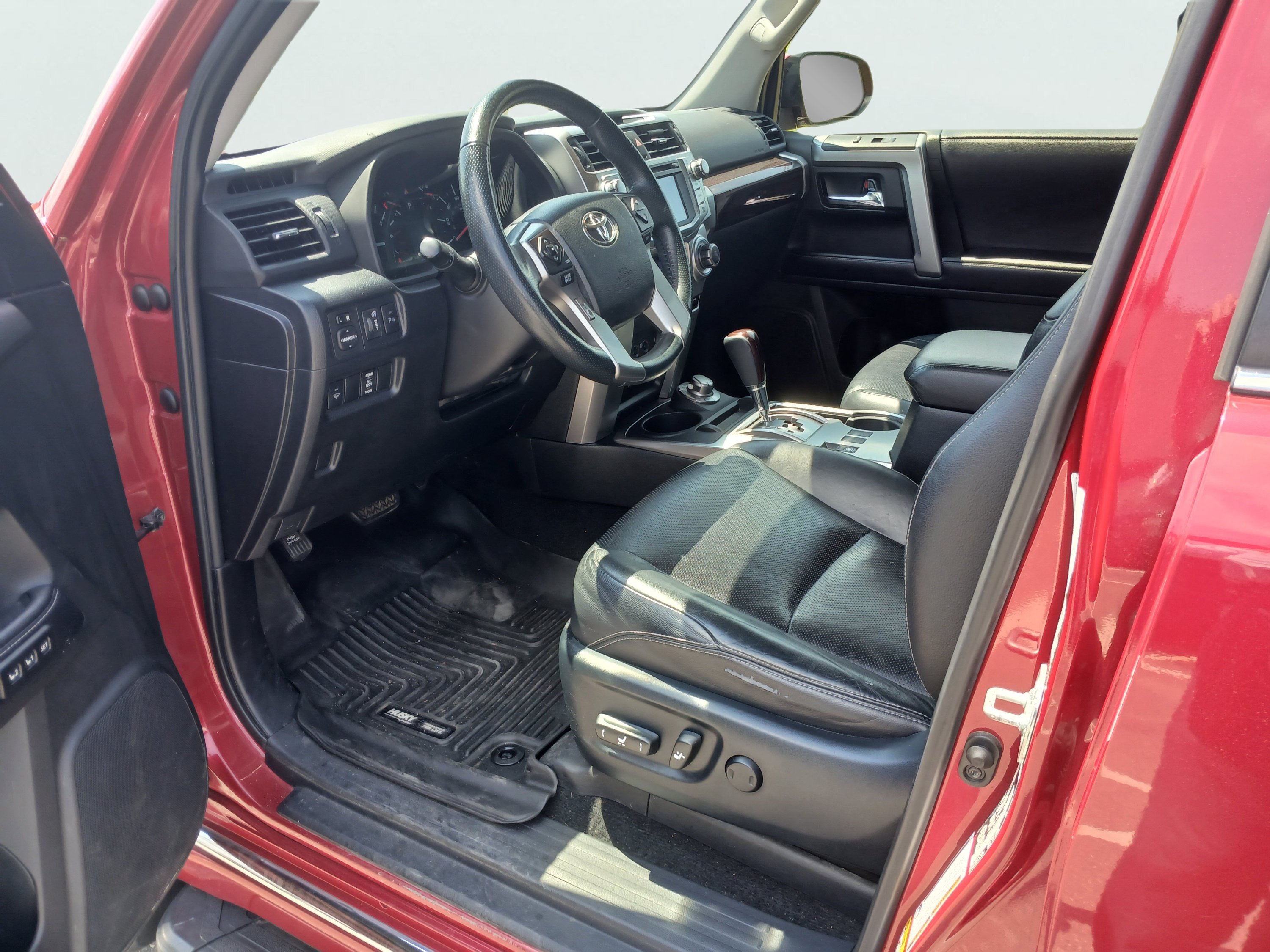Used 2018 Toyota 4Runner SR5 AWD/4WD image 5