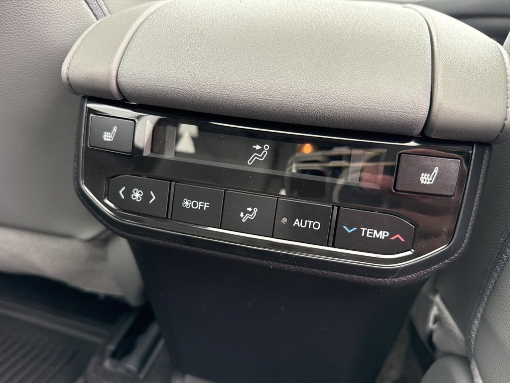 Used 2026 Toyota Highlander Platinum AWD/4WD image 10