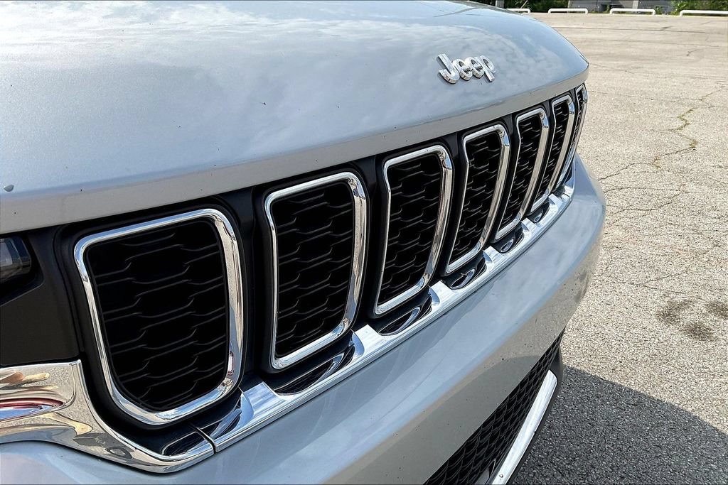 Used 2024 Jeep Grand Cherokee Laredo RWD image 25