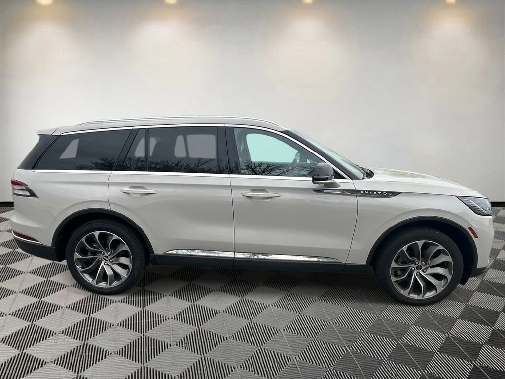 Used 2025 Lincoln Aviator Reserve w/ Illumination Package AWD/4WD image 2