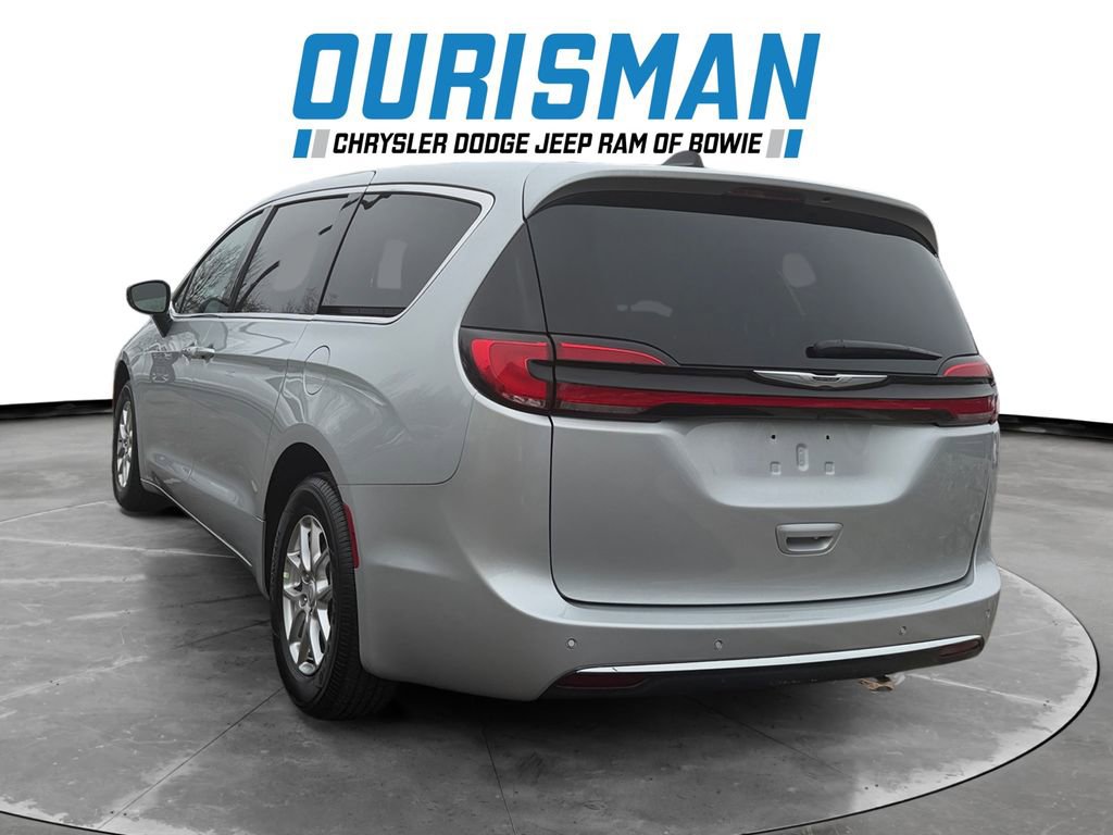 Used 2026 Chrysler Pacifica Select image 4