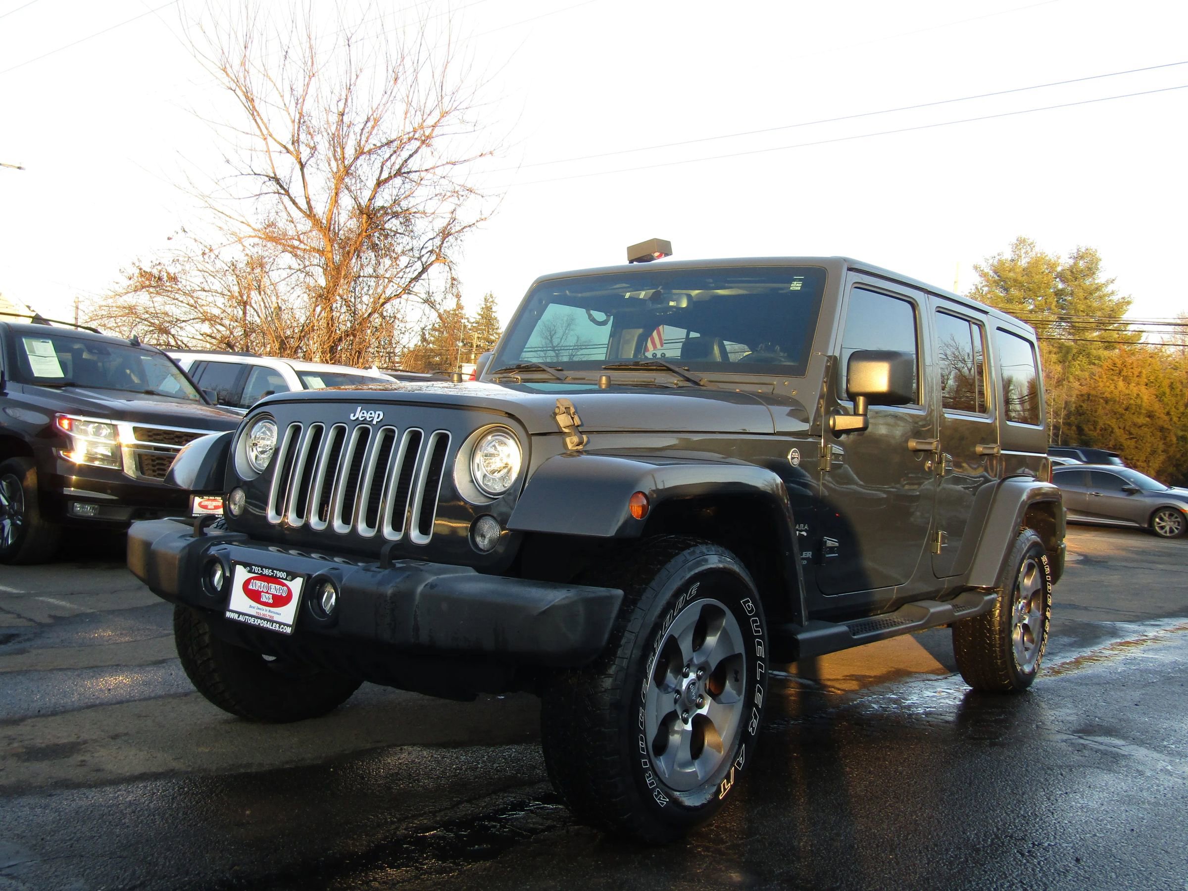 Used 2017 Jeep Wrangler Unlimited Sahara w/ Connectivity Group AWD/4WD image 3