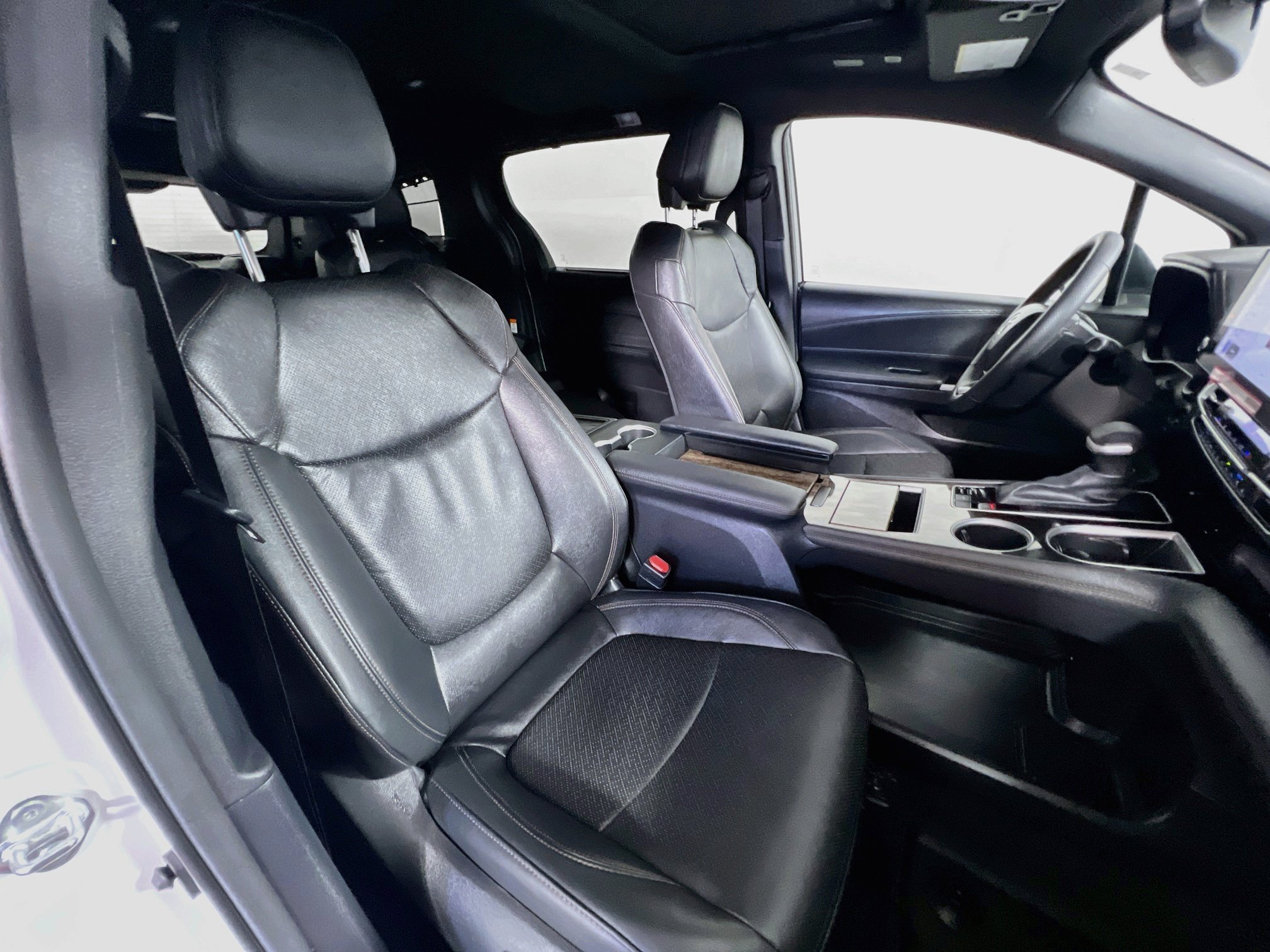 Used 2025 Toyota Sienna Platinum FWD image 30
